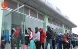 Công nhân chen chân xếp hàng chờ đợi rút tiền về quê ăn Tết