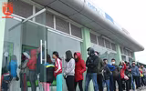 Công nhân chen chân xếp hàng chờ đợi rút tiền về quê ăn Tết