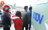 Công nhân chen chân xếp hàng chờ đợi rút tiền về quê ăn Tết