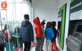Công nhân chen chân xếp hàng chờ đợi rút tiền về quê ăn Tết