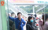Công nhân chen chân xếp hàng chờ đợi rút tiền về quê ăn Tết