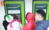 Công nhân chen chân xếp hàng chờ đợi rút tiền về quê ăn Tết