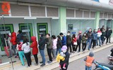 Công nhân chen chân xếp hàng chờ đợi rút tiền về quê ăn Tết