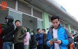 Công nhân chen chân xếp hàng chờ đợi rút tiền về quê ăn Tết