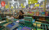 Hà Nội: Phụ huynh chật vật tìm mua sách giáo khoa đầu cấp