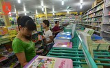 Hà Nội: Phụ huynh chật vật tìm mua sách giáo khoa đầu cấp