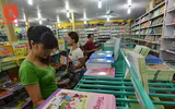 Hà Nội: Phụ huynh chật vật tìm mua sách giáo khoa đầu cấp