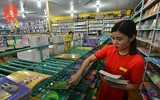 Hà Nội: Phụ huynh chật vật tìm mua sách giáo khoa đầu cấp