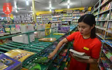 Hà Nội: Phụ huynh chật vật tìm mua sách giáo khoa đầu cấp