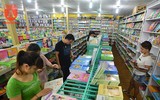 Hà Nội: Phụ huynh chật vật tìm mua sách giáo khoa đầu cấp