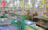 Hà Nội: Phụ huynh chật vật tìm mua sách giáo khoa đầu cấp