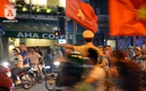 Công an Hà Nội trắng đêm trên đường cùng người hâm mộ bóng đá