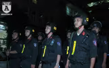 Công an Hà Nội trắng đêm trên đường cùng người hâm mộ bóng đá