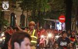 Công an Hà Nội trắng đêm trên đường cùng người hâm mộ bóng đá