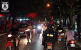 Công an Hà Nội trắng đêm trên đường cùng người hâm mộ bóng đá