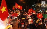 Công an Hà Nội trắng đêm trên đường cùng người hâm mộ bóng đá