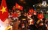 Công an Hà Nội trắng đêm trên đường cùng người hâm mộ bóng đá