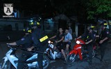 Công an Hà Nội trắng đêm trên đường cùng người hâm mộ bóng đá