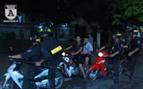 Công an Hà Nội trắng đêm trên đường cùng người hâm mộ bóng đá