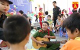 Cảnh sát Cơ động vui Tết Trung thu cùng trẻ em mồ côi