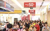 Khách chui qua cửa, chen nhau mua hàng ngày Black Friday