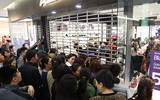 Khách chui qua cửa, chen nhau mua hàng ngày Black Friday