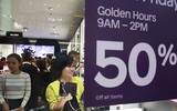 Khách chui qua cửa, chen nhau mua hàng ngày Black Friday