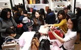 Khách chui qua cửa, chen nhau mua hàng ngày Black Friday