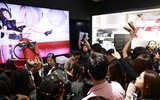 Khách chui qua cửa, chen nhau mua hàng ngày Black Friday