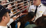 Khách chui qua cửa, chen nhau mua hàng ngày Black Friday