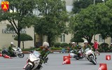 Xem nữ sinh Học viện Cảnh sát trổ tài điều khiển xe phân khối lớn