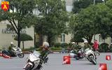 Xem nữ sinh Học viện Cảnh sát trổ tài điều khiển xe phân khối lớn