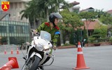 Xem nữ sinh Học viện Cảnh sát trổ tài điều khiển xe phân khối lớn