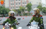 Xem nữ sinh Học viện Cảnh sát trổ tài điều khiển xe phân khối lớn