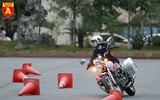 Xem nữ sinh Học viện Cảnh sát trổ tài điều khiển xe phân khối lớn