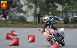 Xem nữ sinh Học viện Cảnh sát trổ tài điều khiển xe phân khối lớn
