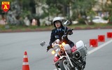 Xem nữ sinh Học viện Cảnh sát trổ tài điều khiển xe phân khối lớn