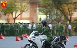Xem nữ sinh Học viện Cảnh sát trổ tài điều khiển xe phân khối lớn