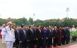 Đại biểu Quốc hội viếng Chủ tịch Hồ Chí Minh trước khai mạc Kỳ họp thứ 7 Quốc hội khóa XIV
