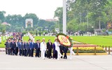 Đại biểu Quốc hội viếng Chủ tịch Hồ Chí Minh trước khai mạc Kỳ họp thứ 7 Quốc hội khóa XIV