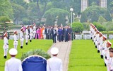 Đại biểu Quốc hội viếng Chủ tịch Hồ Chí Minh trước khai mạc Kỳ họp thứ 7 Quốc hội khóa XIV