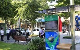 Người dân Hà Nội hào hứng sử dụng máy lọc nước thông minh nơi công cộng