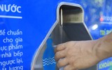 Người dân Hà Nội hào hứng sử dụng máy lọc nước thông minh nơi công cộng