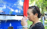 Người dân Hà Nội hào hứng sử dụng máy lọc nước thông minh nơi công cộng