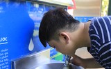 Người dân Hà Nội hào hứng sử dụng máy lọc nước thông minh nơi công cộng