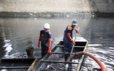 Công nhân dầm mình dưới bùn làm sạch sông Tô Lịch