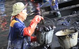 Công nhân dầm mình dưới bùn làm sạch sông Tô Lịch