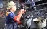 Công nhân dầm mình dưới bùn làm sạch sông Tô Lịch