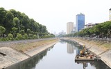 Công nhân dầm mình dưới bùn làm sạch sông Tô Lịch