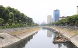 Công nhân dầm mình dưới bùn làm sạch sông Tô Lịch